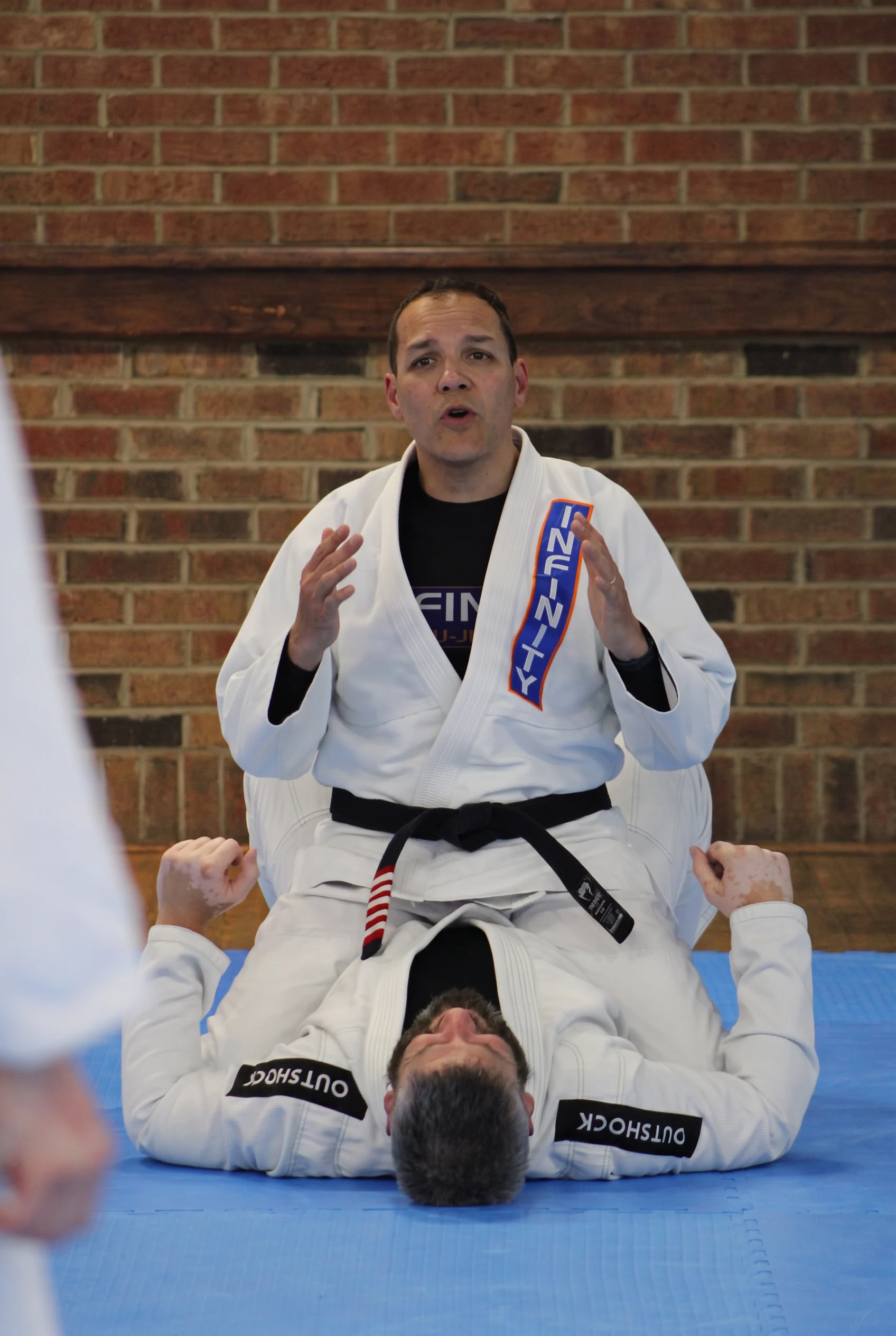 Professor Fabiano Luz teaching Jiu-Jitsu technique on the mats